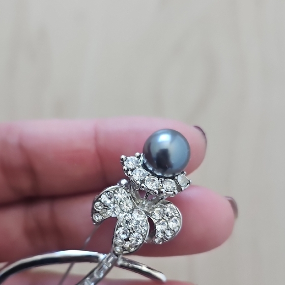 Elegant Silver and Black Pearl Brooch - Picture 3 of 3